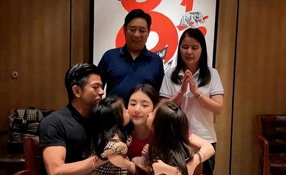 郭富城与小4岁岳母同框，年龄差距大，身体状态差异引人疑惑！