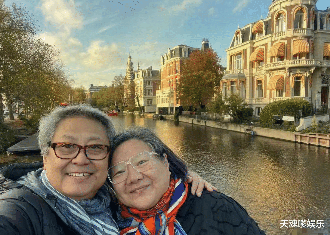 陈凯歌前妻定居法国，和现任逛街路遇骚乱场面，染紫发露怪异表情