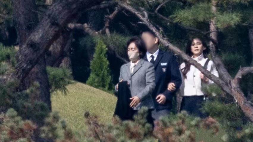 三星长公主和儿子罕见同框，任东贤身材高大威猛，颜值没遗传妈妈