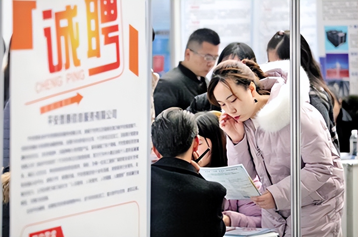 秋招|就业形势逐渐回暖，23届学生却无处诉苦：谁能理解我们的处境？