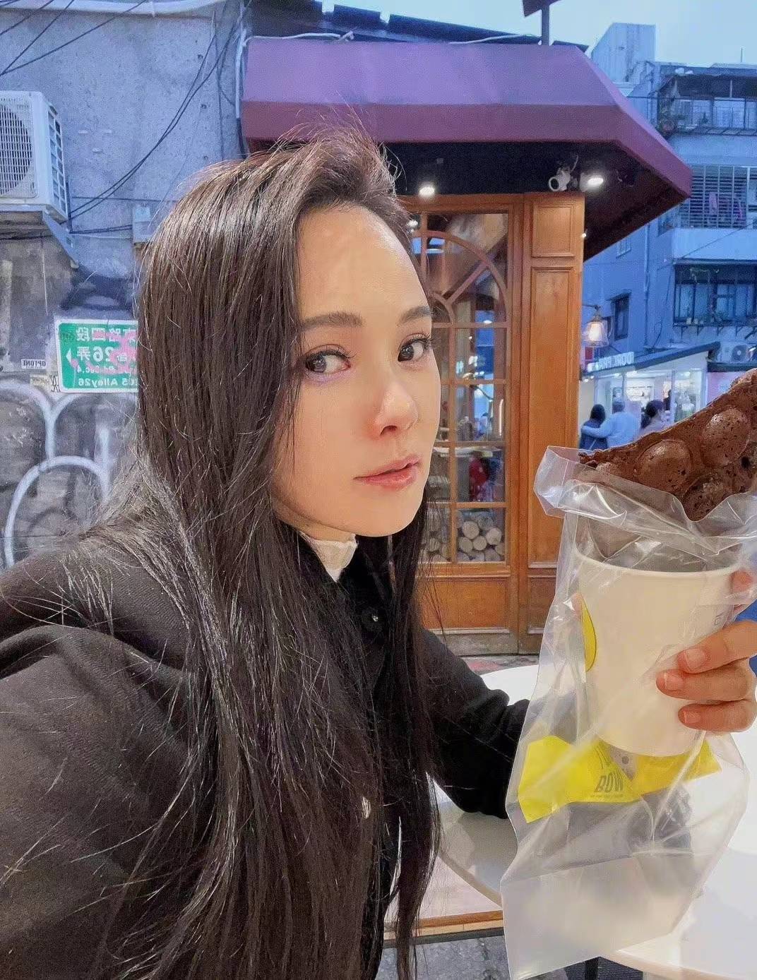 伊能静|伊能静儿子哈利疑似恋情曝光!与美女贴脸动作暧昧,对视眼神陶醉