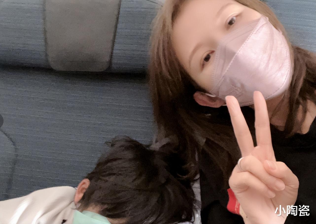 蔡少芬|蔡少芬首带仨儿女旅行，直言兴奋又紧张，大女儿长相像妈身高瞩目