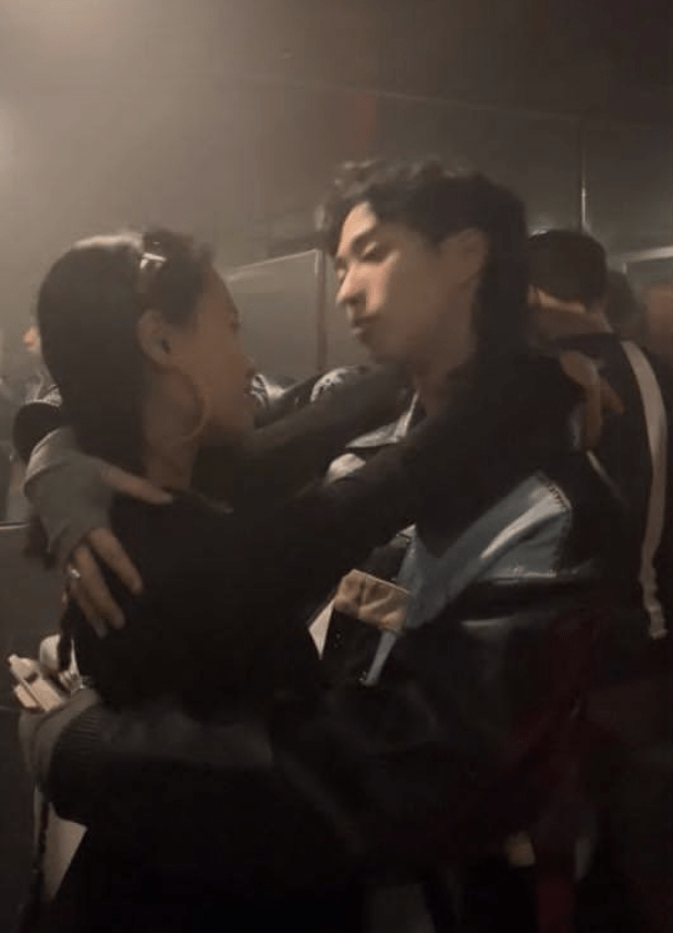 伊能静|伊能静儿子哈利疑似恋情曝光!与美女贴脸动作暧昧,对视眼神陶醉