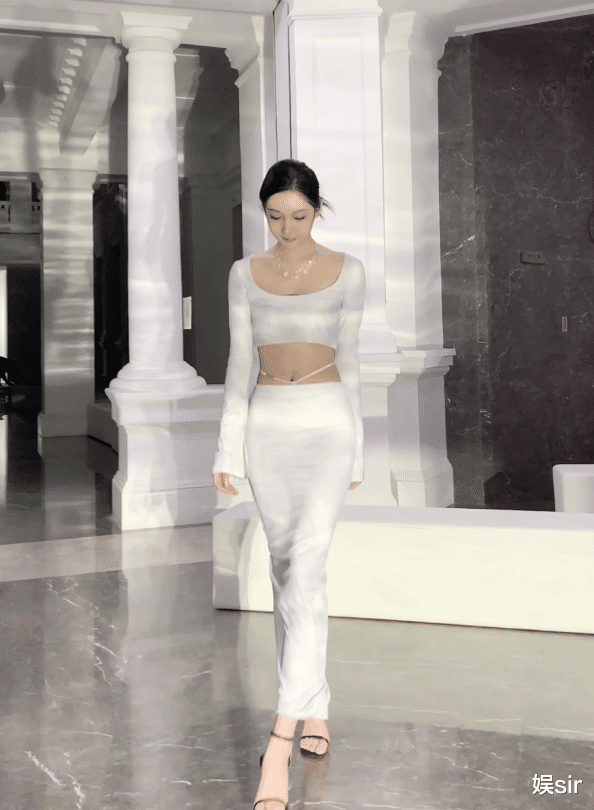 都美竹|都美竹晒证据回应“私闯时装周”,导演何青云:都美竹太单纯,被骗了