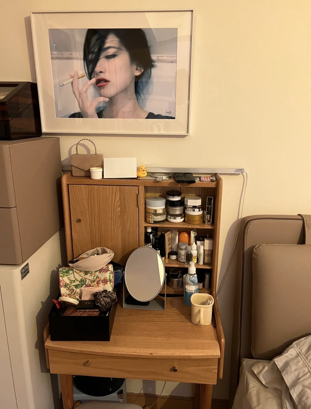 |朱珠工作老公带娃忙,父女俩戴棒球帽看艺术展,坐在板凳上像套娃