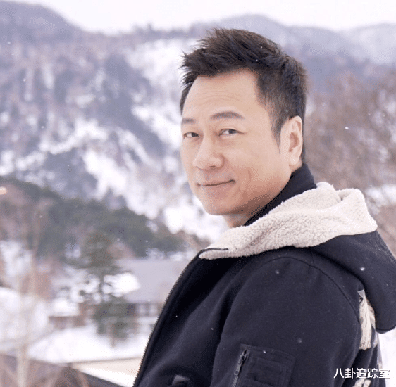 TVB|60岁TVB老戏骨近一年无戏拍，整日与前女友遛狗，头发黝黑状态好