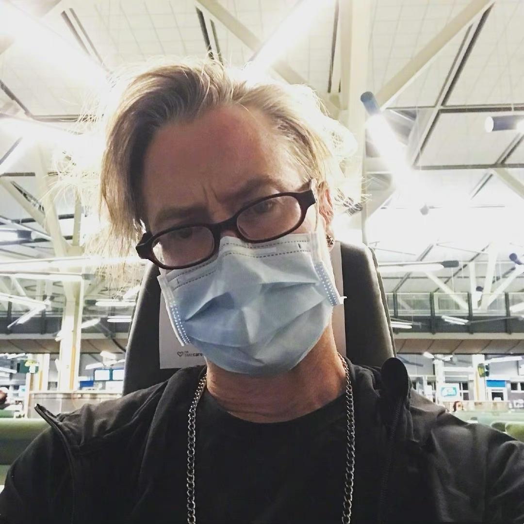 夏克立与黄嘉千离婚官司开庭,男方现身法院神情凝重,望追讨2亿资产