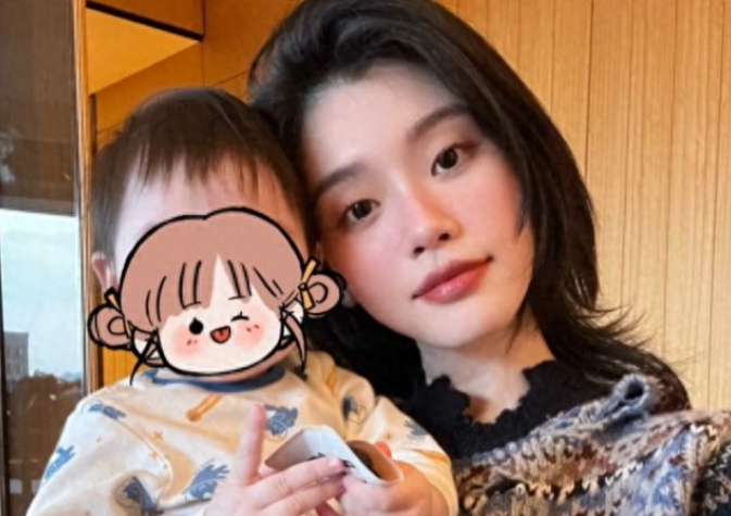 奚梦瑶晒母女亲子装萌照，2岁女儿近1米，混血儿特征显著随爸爸