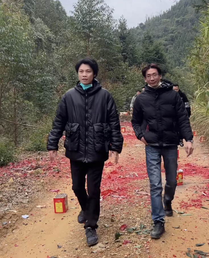 广东省|许华升爷爷葬礼,广东雨神戴白布上孝,小美从山东赶回送酒神爷爷