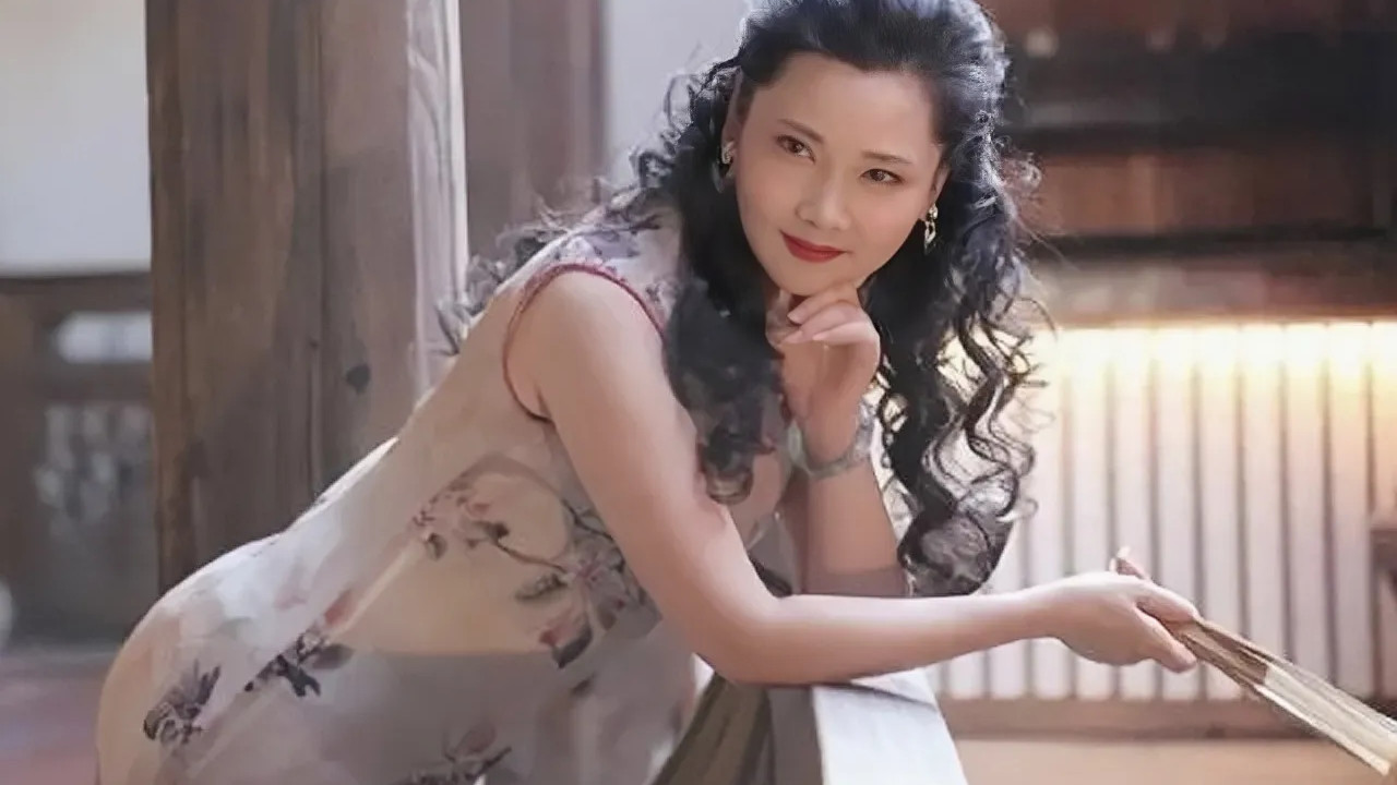 何赛飞与翁虹同框，女人味丝毫不落下风，嗲声嗲气谁又能抵挡呢？