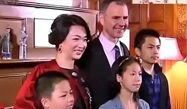 生恩不如养恩!金星20年前领养的三个孩子,如今长成这样