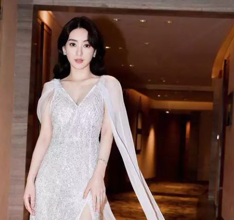 方媛|方媛发布街拍照:凸显气质,并透着几分妩媚