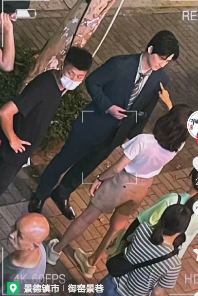 宋茜;景德镇拍戏被偶遇,五官标致双腿暴露年龄