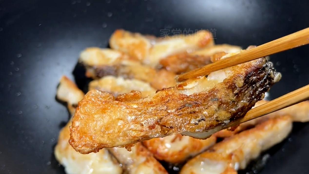 调料|不管炖啥鱼，只放葱姜蒜就错了，只需多放2味调料，鱼肉不腥、不柴、入味肉不散