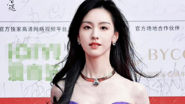 张颂文|北影节开幕！张颂文单膝跪抱高叶，陈都灵礼服被撑开线！