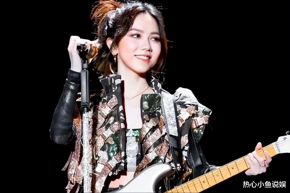 邓紫棋演唱会翻车!现场摔倒痛哭,穿婚纱疑似胸部走光,状况不断