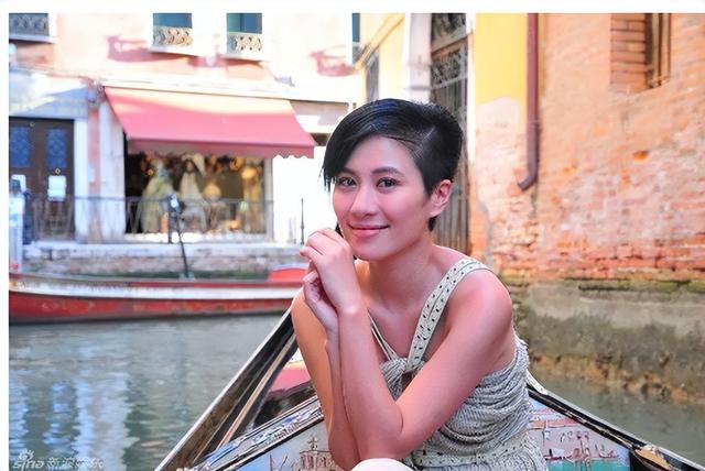 下一个刘晓庆？43岁油头赘肉非要演少女？昔日港姐如今已经变大妈