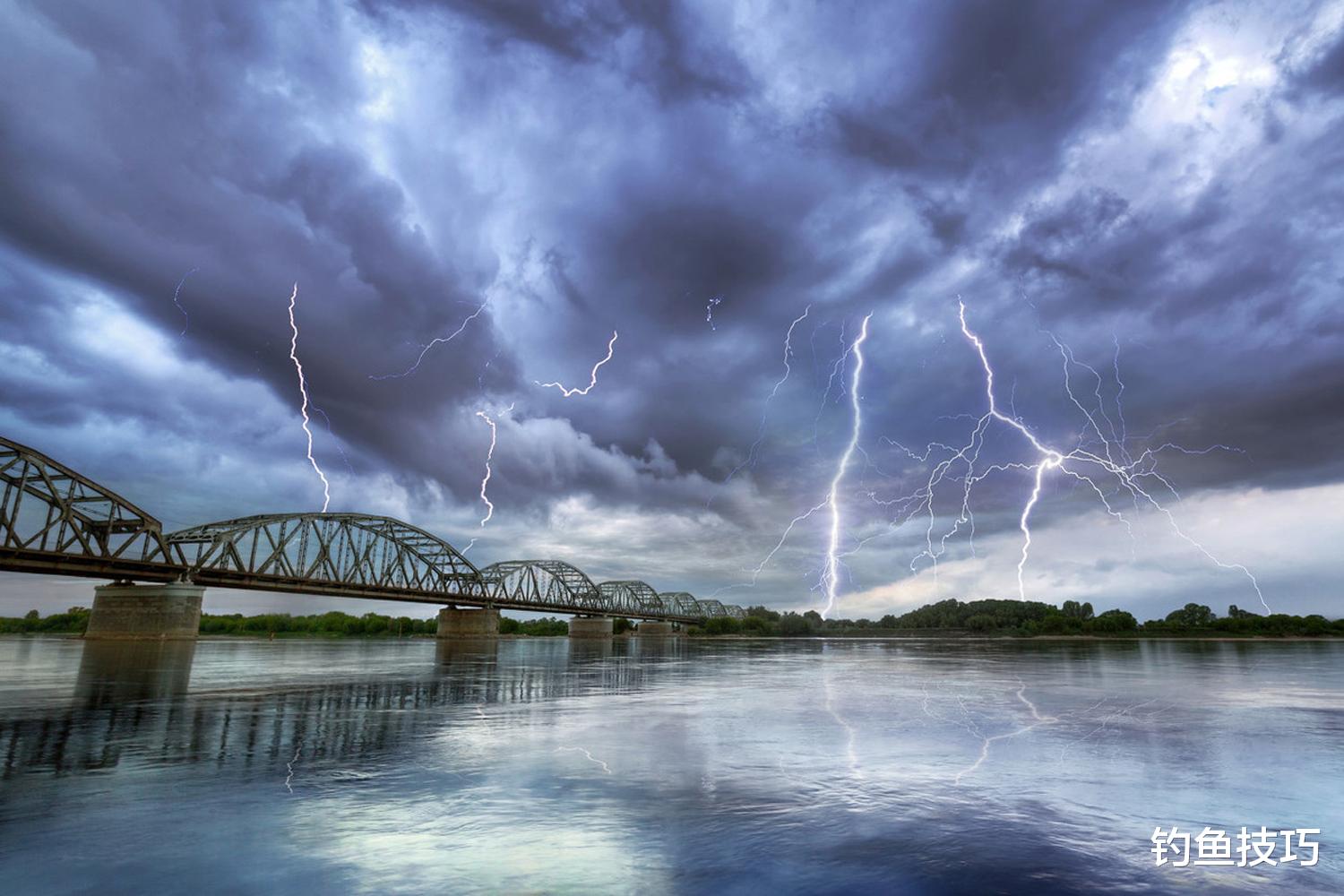 夏季雨天钓鱼的4个诀窍,钓位和鱼饵的选择技巧