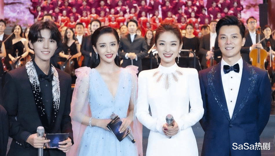 佟丽娅一字带玉足写真,网友:丫丫真漂亮!这个锡伯族姑娘美吗?