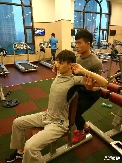 如何矫正驼背塌腰？