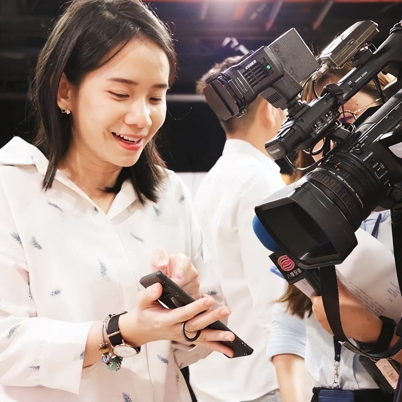 演员曾若冰帮子女洗澡时去世,丈夫在葬礼上公布死因:已接受事实