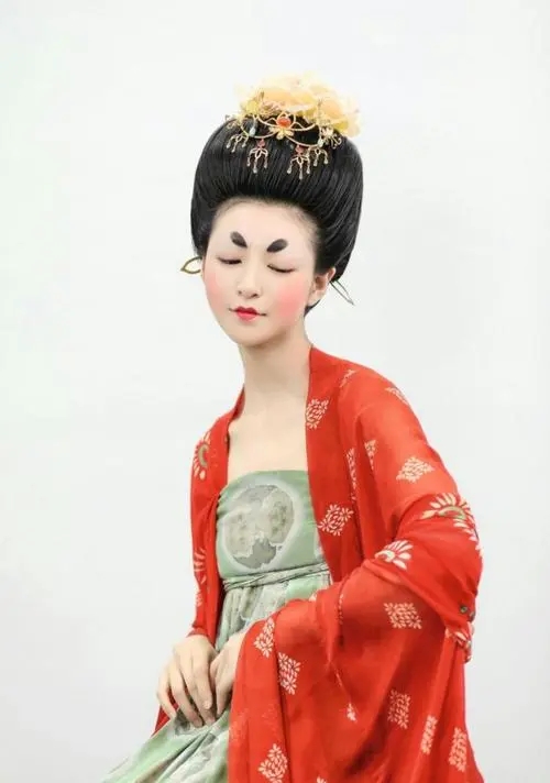 发型 \唐朝时尚：盛世华服、精致妆容与珠宝饰品\