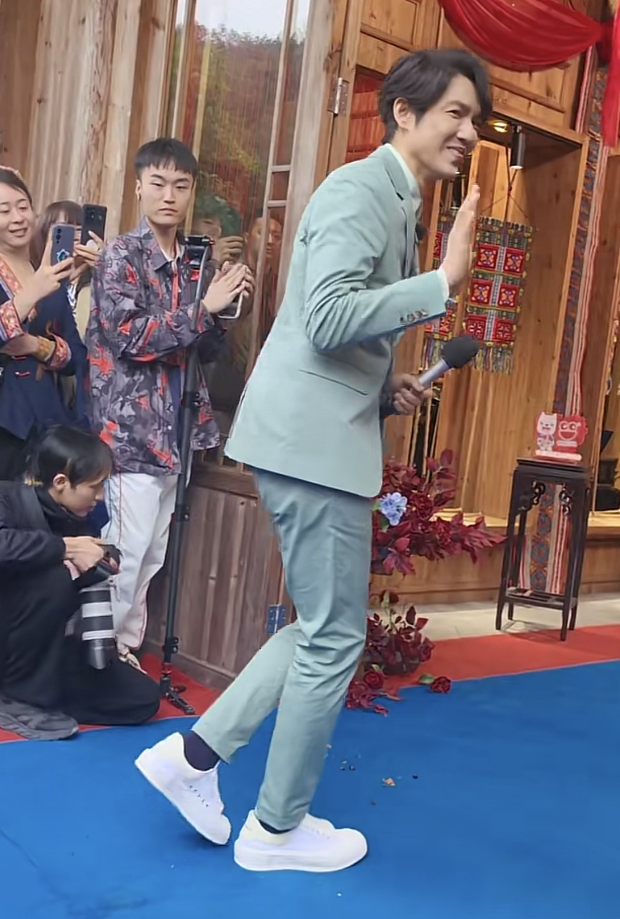 钟汉良|49岁钟汉良疑整容失败,模样大变认不出,又黑又瘦老了不止十岁