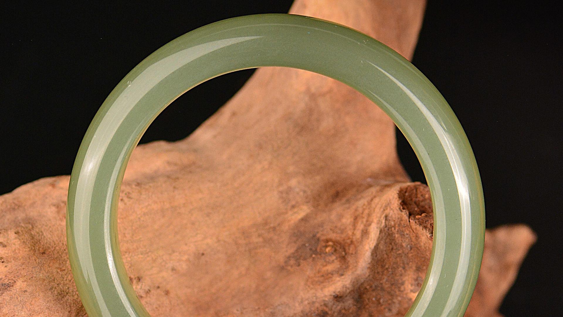 |碧水如黛、色美质佳—碧水沁和田玉再不收藏就没了！