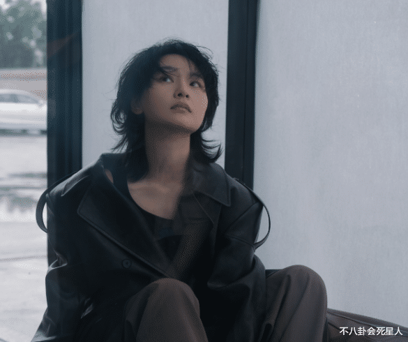 有种尴尬叫周笔畅玩性感,中性风非要露,李宇春也遇同样窘况