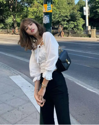 曝Lisa疯马秀彩排视频疑流出,通体雪白一马平川,疑已签美国公司