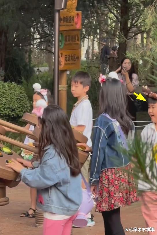 佟丽娅母子出游被偶遇,7岁朵朵正面照首曝光,五官秀气似陈思诚