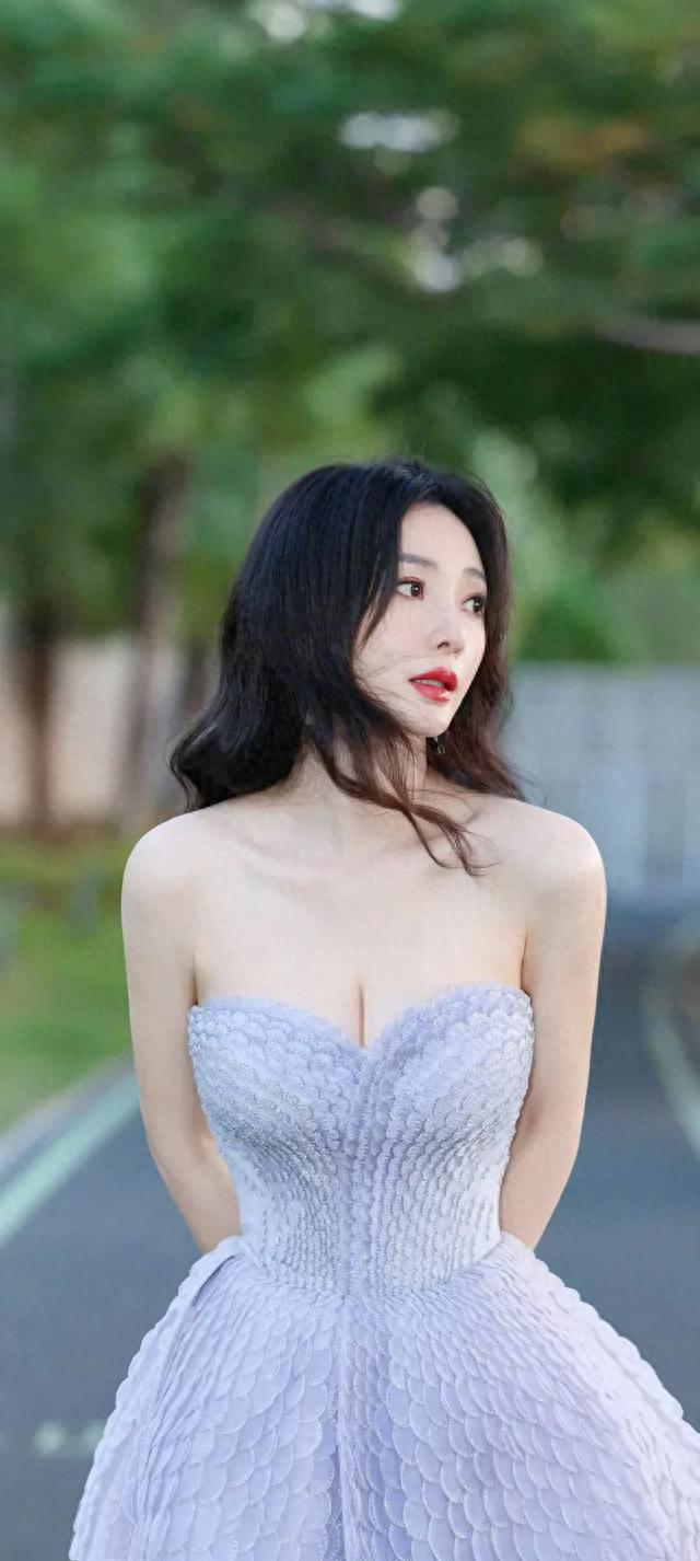 柳岩,横看成岭侧成峰,远近高低各不同