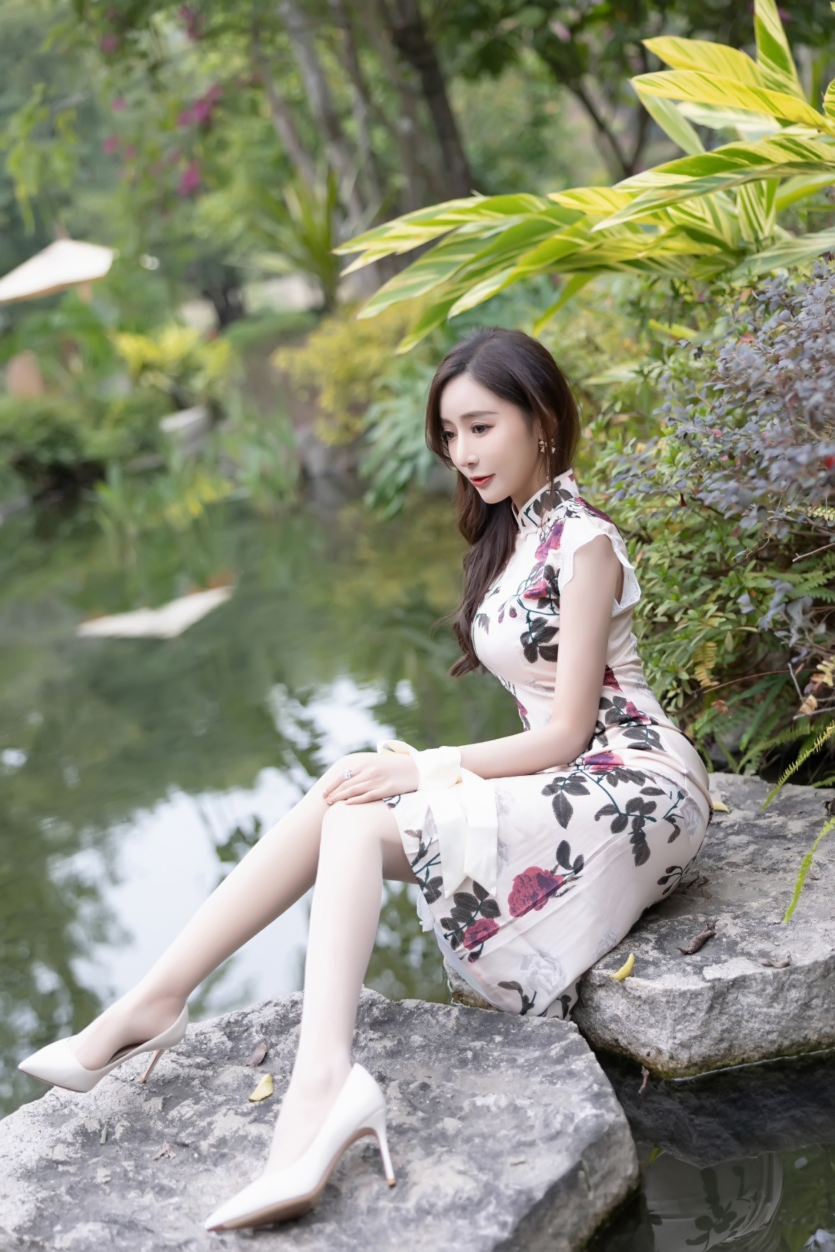 变形金刚7|浴室湿身秀！王馨瑶旗袍照惊艳亮相，火辣身材若隐若现。好撩人