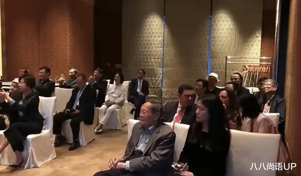 47岁翁帆庆祝结婚纪念日!穿丝绒外套配纱裙彰显贵气,不输女明星