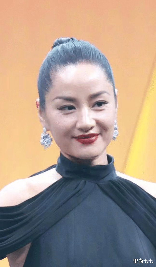 鱼尾裙 瞿颖这是瘦了多少，穿鱼尾裙肚子像生过娃，面部回春但发际线抢眼