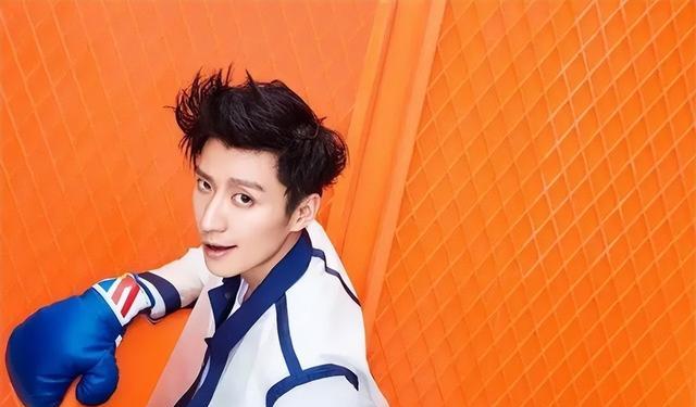 乔任梁|乔任梁墓,墓地鲜花环绕,一把他最喜欢弹奏的吉他常年陪伴着他