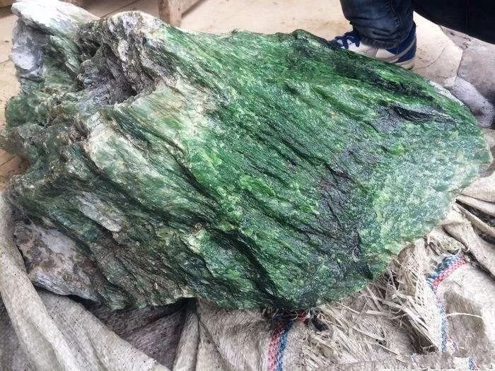 白玉市场的半边天——俄料