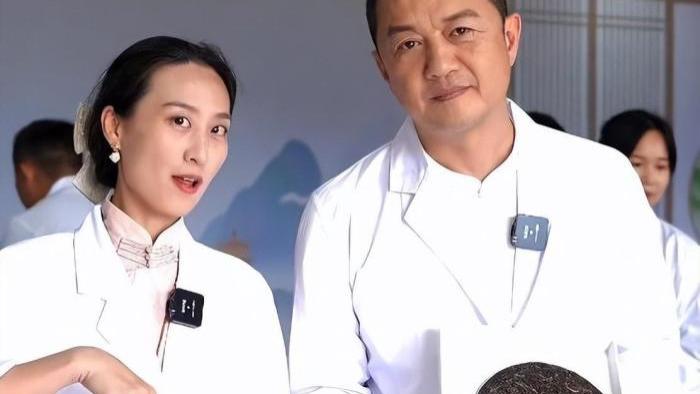 |李亚鹏自带“顶级”茶饼参赛，现场全程直播，结果被评委判0分