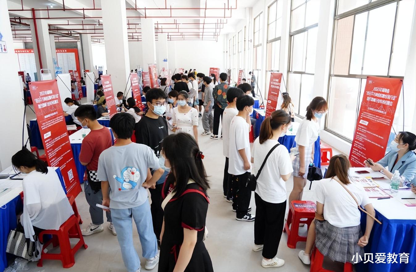 大学生|华为招聘院校名单,重点院校和“慎招”院校之分,做到了雨露均沾