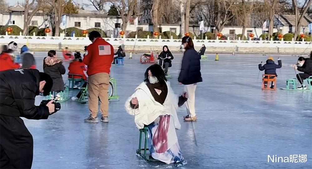 穿衣搭配|周迅北京溜冰被偶遇,48岁穿羽绒服场地上像精灵,打扮朴实接地气不见老