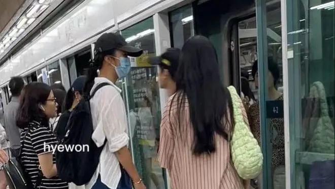 汤唯韩国坐地铁被偶遇！穿平价衣模样十分土气，肤色黄黑不如路人