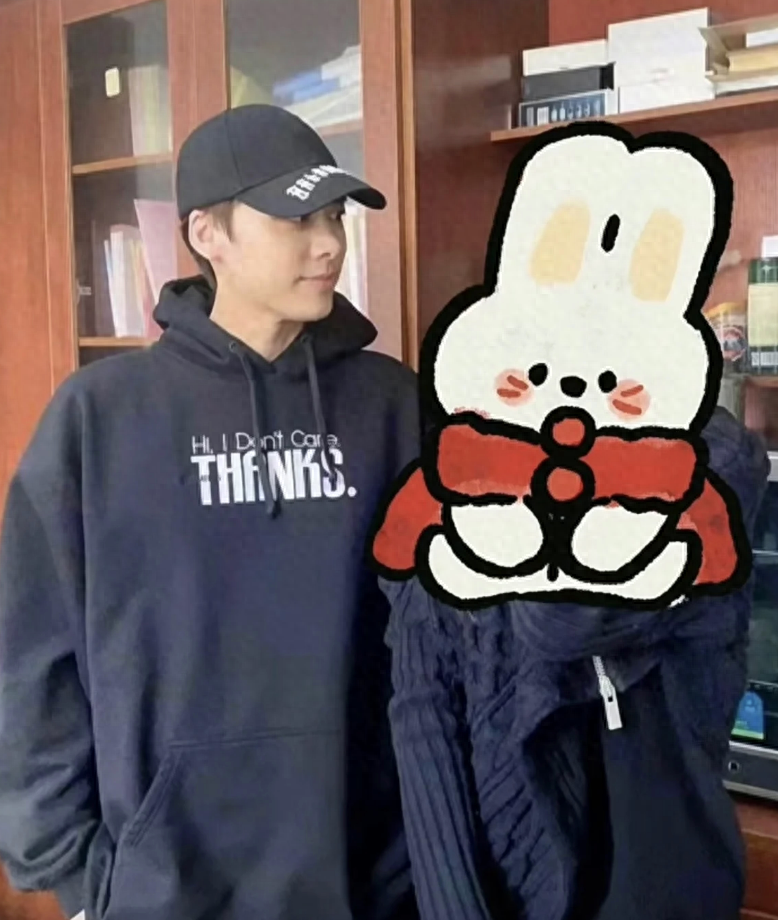 36岁李易峰近况曝光,搂抱美女疑有新恋情,女方颜值高大胆示爱