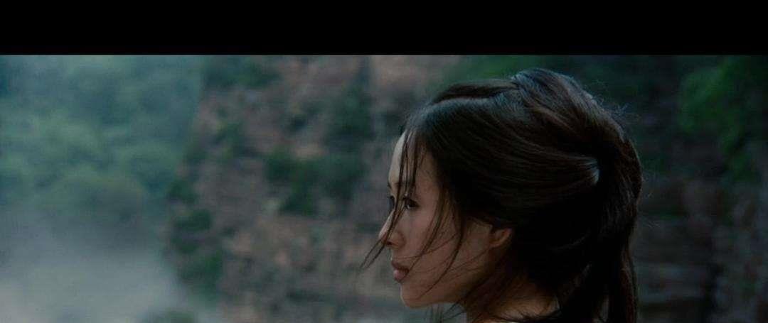 章子怡被嘲飞机场，胸口快要沉到肚子了，依旧自信地站在C位