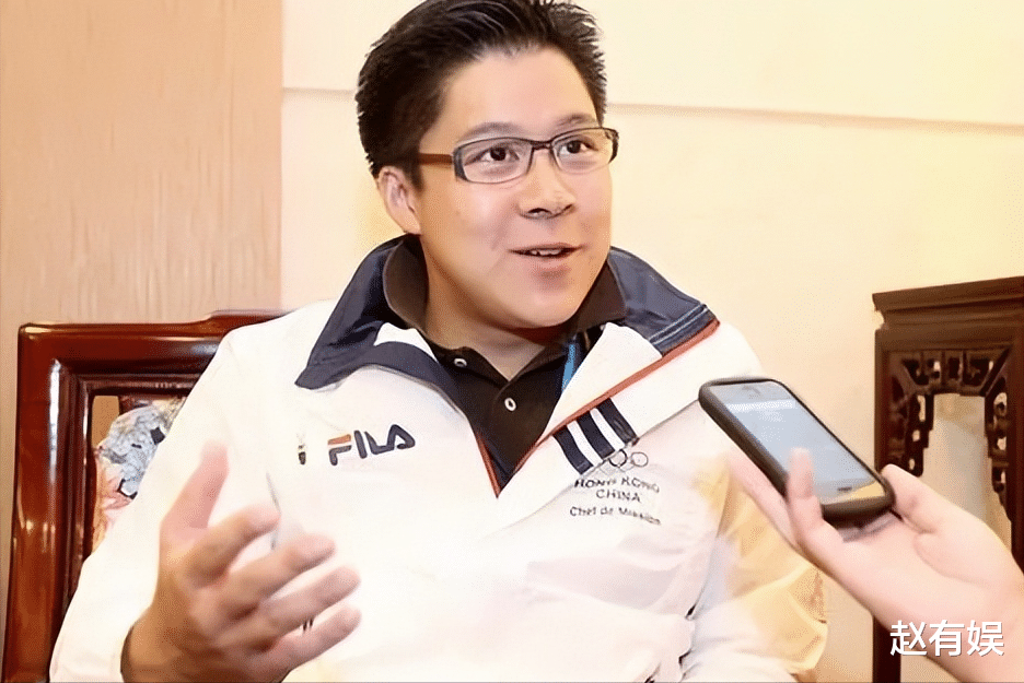 郭晶晶晒全家福为霍启刚庆生，豪宅大客厅曝光，满地衣服一片狼藉