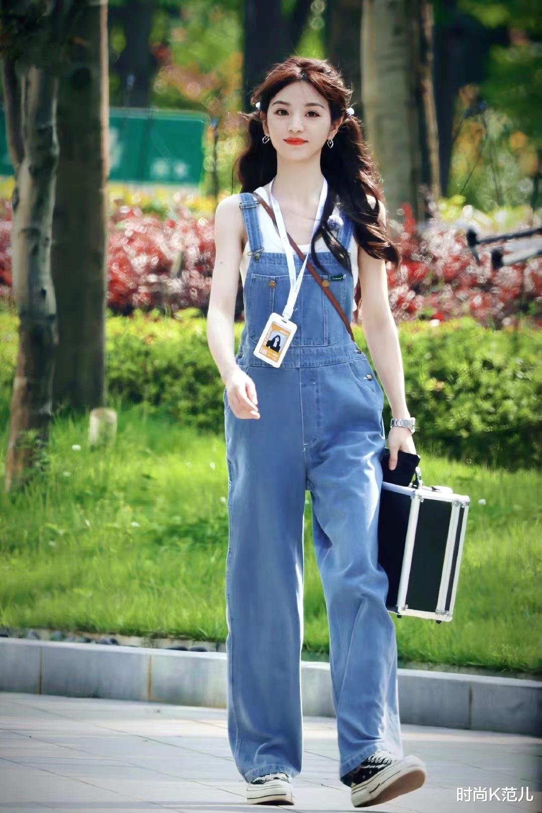 田曦薇 田曦薇《女子推理社》上班路透，穿背带裤扎双马尾，清新又甜美！