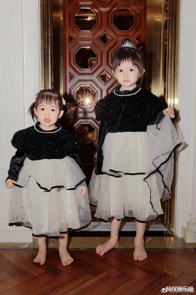 樊少皇|樊少皇娇妻晒俩女儿萌照，饭兜饭团穿公主裙同框，颜值差距明显