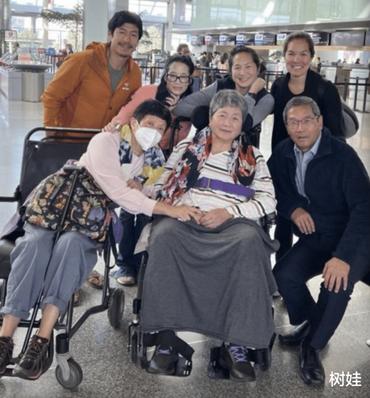 原子鏸晒旧照为母亲庆生,78岁郑佩佩长居美国,行动迟缓甚少露脸