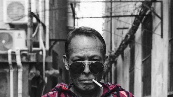 用1400张照片毁了张柏芝，让陈冠希退圈的龙叔，如今怎样了？