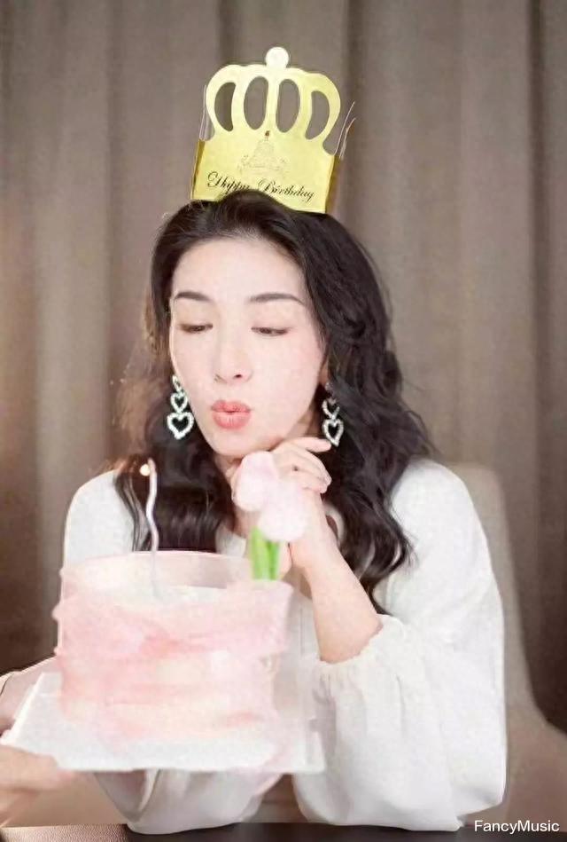 46岁黄奕为自己庆生,明星都不来送祝福,一手好牌打烂了