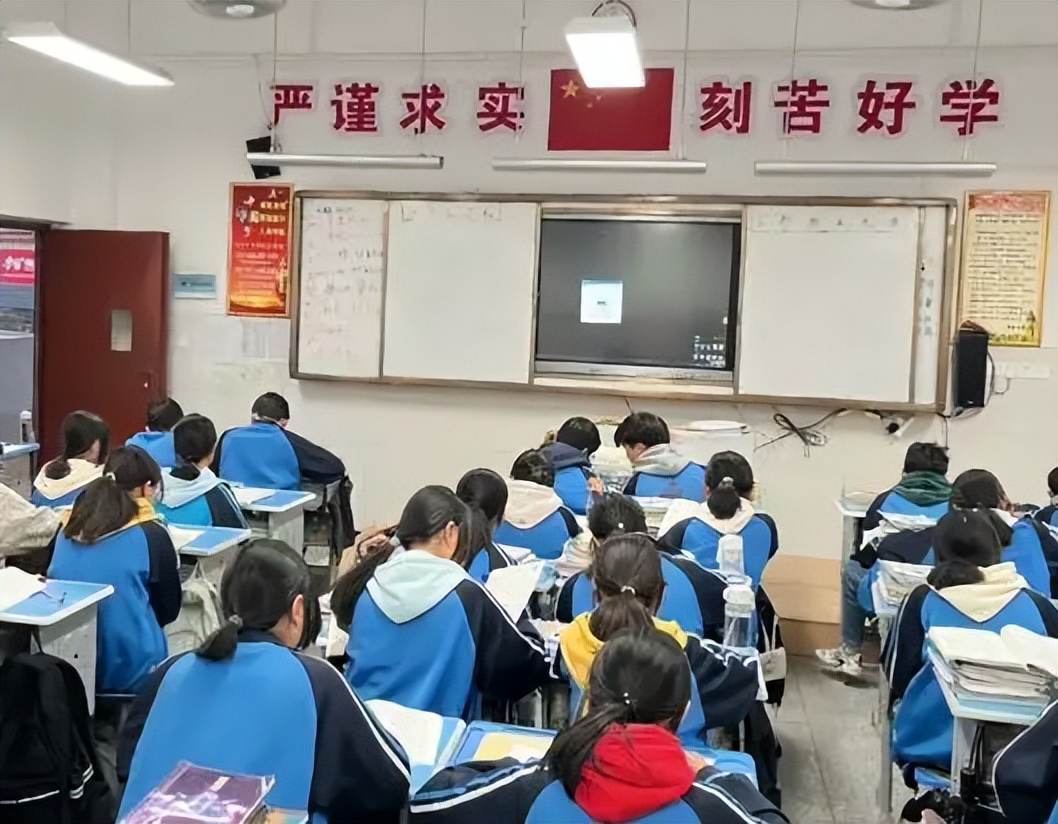 高马尾 高马尾在初中销声匿迹，鲶鱼头成为新宠，家长：不懂年轻人审美